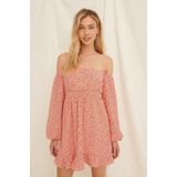NA-KD Off Shoulder Smocked Mini Jurk - Painted Floral Coral - Recycled Polyester