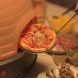Emerio Pizzarette Origineel - 6 Persoons Pizza Oven - Handgemaakte Terracotta Koepel - 6 Geïsoleerde Bakspatels - RVS Bakplaat - Gourmetstel met Cool touch koepel - PO-115984 1200W