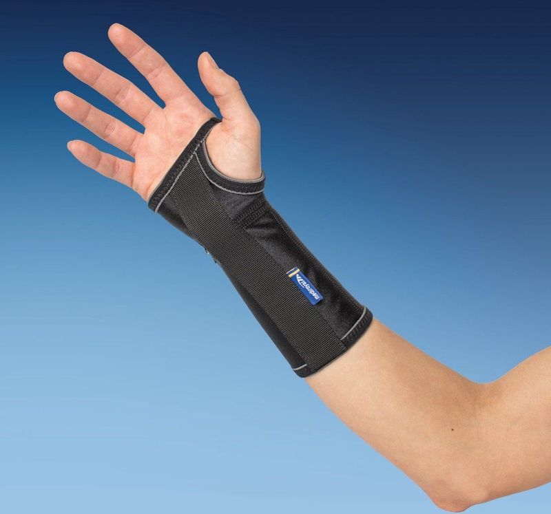 Mediroyal - Ventus Polsbrace - Maat (polsomtrek): L: 18-20 cm, Kant: Rechts, Uitvoering: Standaard