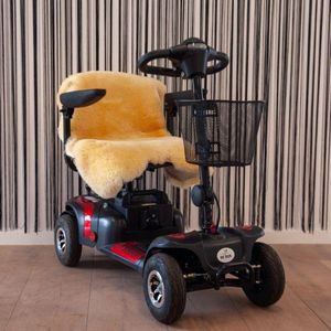 Medicinale Schapenvacht - Met Bevestigings Elastiek - Voor Rolstoel - Skéépe - Medische Schapenvachten Texel