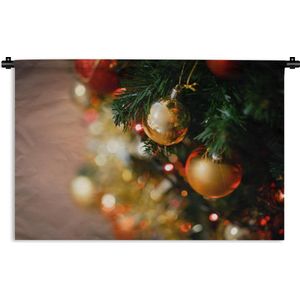 Wandkleed Kerst - De glanzende rode en gouden kerstballen aan een tak van een kerstboom Wandkleed katoen 180x120 cm - Wandtapijt met foto XXL / Groot formaat!