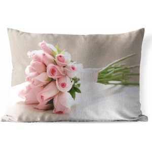 Sierkussen Roze roos voor buiten - Een boeket van roze roos op een witte tafel - 60x40 cm - rechthoekig weerbestendig tuinkussen / tuinmeubelkussen van polyester