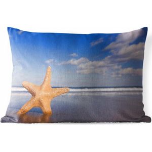 Sierkussen Zeester voor buiten - Oranje zeester staat rechtop voor de kust - 60x40 cm - rechthoekig weerbestendig tuinkussen / tuinmeubelkussen van polyester