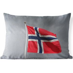 Sierkussen Vlag Noorwegen voor buiten - Noorse vlag wappert tegen een grijze regenachtige hemel - 60x40 cm - rechthoekig weerbestendig tuinkussen / tuinmeubelkussen van polyester