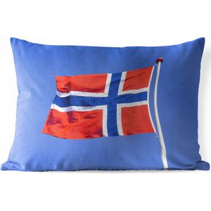Sierkussen Vlag Noorwegen voor buiten - Noorse vlag in de blauwe lucht - 60x40 cm - rechthoekig weerbestendig tuinkussen / tuinmeubelkussen van polyester