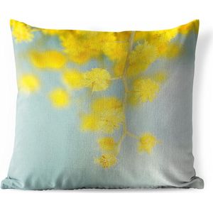 Buitenkussens - Tuin - Een gele mimosa plant met een lichtblauwe achtergrond - 60x60 cm