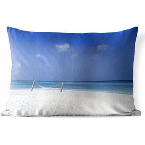 Buitenkussens - Tuin - Een wit strand met een hangmat bij de Maldiven - 50x30 cm