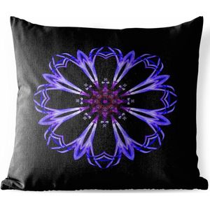 Sierkussen Mandala voor buiten - Een blauwe bloem mandala op een zwarte achtergrond - 60x60 cm - vierkant weerbestendig tuinkussen / tuinmeubelkussen van polyester