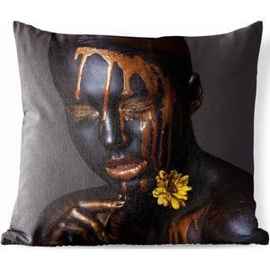 Buitenkussens - Tuin - Donkere vrouw met gouden vloeistof - 45x45 cm