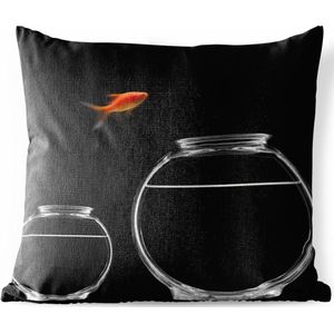 Buitenkussens - Tuin - Goudvis springt uit aquarium op een zwarte achtergrond - 45x45 cm
