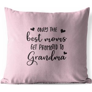 Buitenkussens - Tuin - Moederdag quote ''only the best moms get promoted to grandma'' tegen roze achtergrond - 45x45 cm