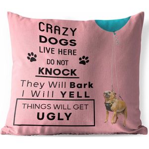 Buitenkussens - Tuin - Honden quote 'Crazy dogs live here' en een roze achtergrond met vliegende honden - 50x50 cm