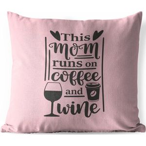 Buitenkussens - Tuin - Moederdag quote This mom runs on coffee and wine tegen een roze achtergrond - 50x50 cm
