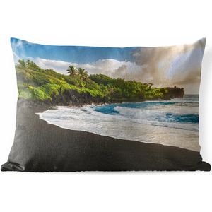 Sierkussen Hawaii voor buiten - Een zwart zandstrand van Hawaii - 60x40 cm - rechthoekig weerbestendig tuinkussen / tuinmeubelkussen van polyester