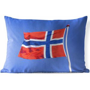 Sierkussen Vlag Noorwegen voor buiten - Noorse vlag in de blauwe lucht - 50x30 cm - rechthoekig weerbestendig tuinkussen / tuinmeubelkussen van polyester