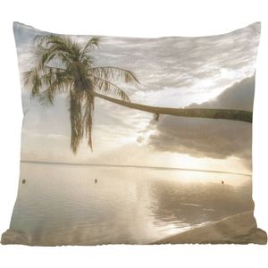 Sierkussens - Kussen - Overhangende palmboom op het strand van Mo'orea - 45x45 cm - Kussen van katoen