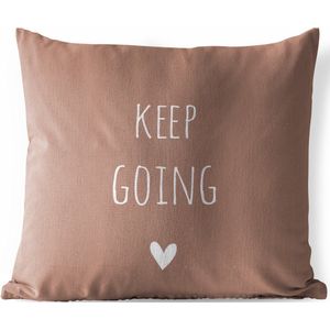 Tuinkussen - Engelse quote ""Keep going"" met een hartje tegen een bruine achtergrond - 40x40 cm - Weerbestendig