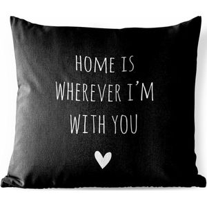 Tuinkussen - Engelse quote ""Home is wherever i'm with you"" met een hartje tegen een zwarte achtergrond - 40x40 cm - Weerbestendig