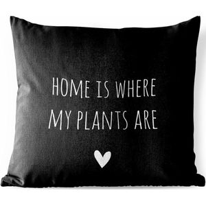 Tuinkussen - Engelse quote ""Home is where my plants are"" met een hartje tegen een zwarte achtergrond - 40x40 cm - Weerbestendig