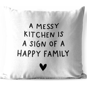 Tuinkussen - Engelse quote ""A messy kitchen is a sign of a happy family"" op een witte achtergrond - 40x40 cm - Weerbestendig