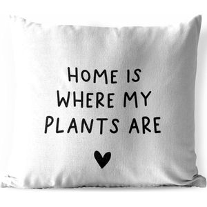 Tuinkussen - Engelse quote ""Home is where my plants are"" met een hartje tegen een witte achtergrond - 40x40 cm - Weerbestendig