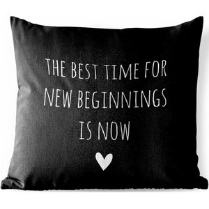 Tuinkussen - Engelse quote ""The best time for new beginnings is now"" met een hartje tegen een zwarte achtergrond - 40x40 cm - Weerbestendig
