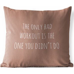 Tuinkussen - Engelse quote ""The only bad workout is the one you didn't do"" tegen een bruine achtergrond - 40x40 cm - Weerbestendig