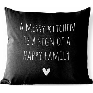Tuinkussen - Engelse quote ""A messy kitchen is a sign of a happy family"" tegen een zwarte achtergrond - 40x40 cm - Weerbestendig