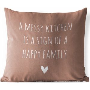 Tuinkussen - Engelse quote ""A messy kitchen is a sign of a happy family"" tegen een bruine achtergrond - 40x40 cm - Weerbestendig