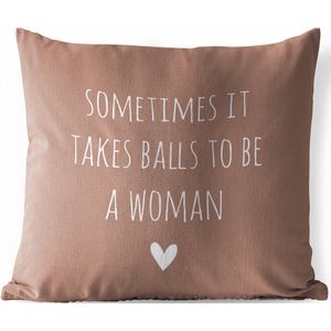 Tuinkussen - Engelse quote ""Sometimes it takes balls to be a woman"" met een hartje tegen een bruine achtergrond - 40x40 cm - Weerbestendig