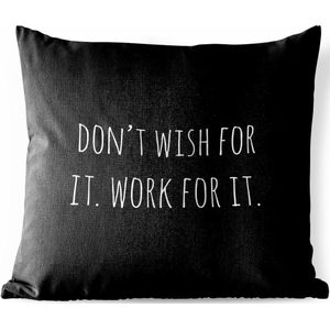 Tuinkussen - Engelse quote ""Don't wish for it. Work for it."" tegen een zwarte achtergrond - 40x40 cm - Weerbestendig