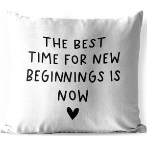 Tuinkussen - Engelse quote ""The best time for new beginnings is now"" met een hartje voor een witte achtergrond - 40x40 cm - Weerbestendig