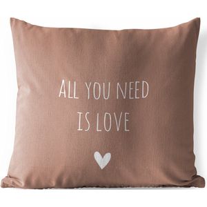 Tuinkussen - Engelse quote ""All you need is love"" met een hartje tegen een bruine achtergrond - 40x40 cm - Weerbestendig