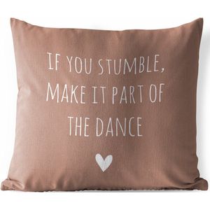 Tuinkussen - Engelse quote ""If you stumble, make it part of the dance"" een hartje tegen een bruine achtergrond - 40x40 cm - Weerbestendig