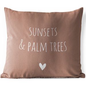 Tuinkussen - Engelse quote ""Sunset & palm trees"" met een hartje tegen een bruine achtergrond - 40x40 cm - Weerbestendig
