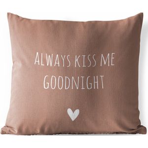 Tuinkussen - Engelse quote ""Always kiss me goodnight"" met een hartje op een bruine achtergrond - 40x40 cm - Weerbestendig