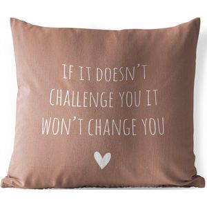 Buitenkussen - Engelse quote ""If it doesn't challenge you it won't change you"" tegen een bruine achtergrond - 45x45 cm - Weerbestendig