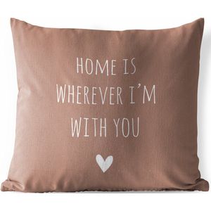 Tuinkussen - Engelse quote ""Home is wherever i'm with you"" met een hartje tegen een bruine achtergrond - 40x40 cm - Weerbestendig