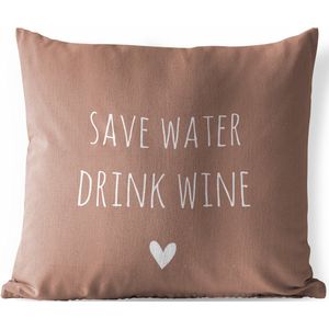 Tuinkussen - Engelse quote ""Save water drink wine"" met een hartje tegen een bruine achtergrond - 40x40 cm - Weerbestendig
