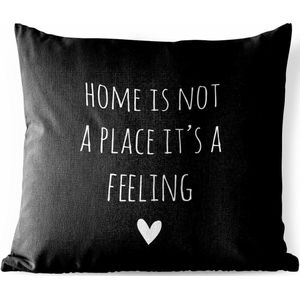 Sierkussen Buiten - Engelse quote ""Home is not a place it's a feeling"" met een hartje tegen een zwarte achtergrond - 60x60 cm - Weerbestendig