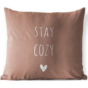 Tuinkussen - Engelse quote ""Stay cozy"" met een hartje tegen een bruine achtergrond - 40x40 cm - Weerbestendig