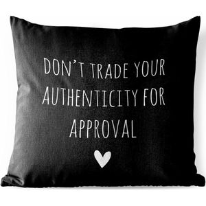 Tuinkussen - Engelse quote ""Don't trade your authenticity for approval"" tegen een zwarte achtergrond - 40x40 cm - Weerbestendig
