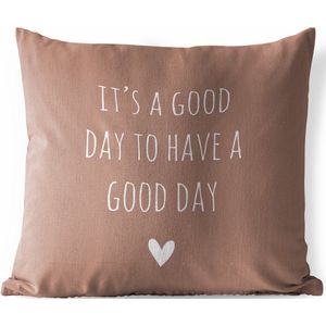 Tuinkussen - Engelse quote ""It's a good day to have a good day"" met een hartje tegen een bruine achtergrond - 40x40 cm - Weerbestendig