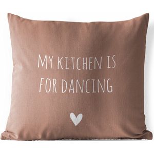 Tuinkussen - Engelse quote ""My kitchen is for dancing"" met een hartje tegen een bruine achtergrond - 40x40 cm - Weerbestendig