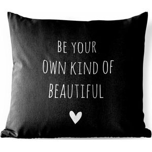 Tuinkussen - Engelse quote ""Be your own kind of beautiful"" met een hartje tegen een zwarte achtergrond - 40x40 cm - Weerbestendig