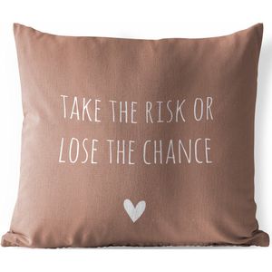Tuinkussen - Engelse quote ""Take the risk of lose the chance"" met een hartje op een bruine achtergrond - 40x40 cm - Weerbestendig
