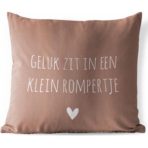 Sierkussen Buiten - Spreuken - Geluk zit in een klein rompertje - Quotes - 60x60 cm - Weerbestendig