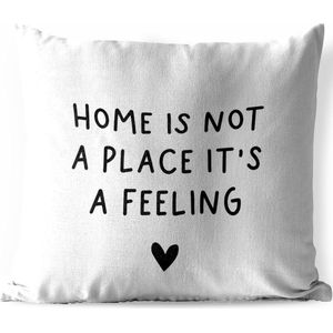 Tuinkussen - Engelse quote ""Home is not a place it's a feeling"" met een hartje op een witte achtergrond - 40x40 cm - Weerbestendig