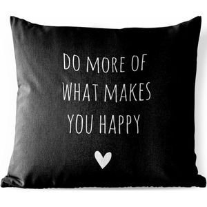 Tuinkussen - Engelse quote ""Do more of what makes you happy"" met een hartje tegen een zwarte achtergrond - 40x40 cm - Weerbestendig