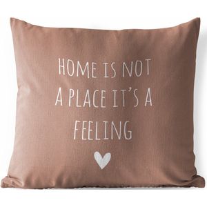 Tuinkussen - Engelse quote ""Home is not a place it's a feeling"" met een hartje tegen een bruine achtergrond - 40x40 cm - Weerbestendig